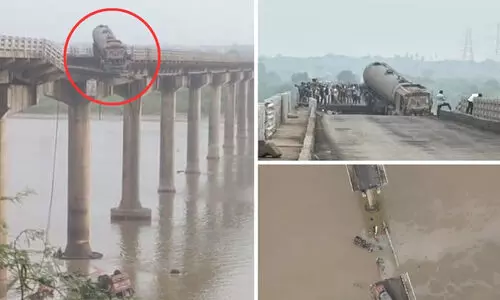 ഗുജറാത്തിൽ പാലം തകർന്ന് രണ്ട് പേർ മരിച്ചു; അഞ്ച് വാഹനങ്ങൾ നദിയിൽ വീണു