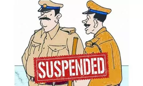 കൊ​ല​പാ​ത​കം അ​റി​യി​ച്ചി​ട്ടും സ്ഥ​ല​ത്തെ​ത്തി​യി​ല്ല; ര​ണ്ട് പൊ​ലീ​സു​കാ​ർ​ക്ക് സ​സ്‌​പെ​ന്‍ഷ​ന്‍