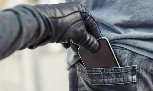 കസ്റ്റഡിയിലെടുത്തയാൾ പൊലീസുകാരന്റെ മൊബൈൽ ഫോണുമായി മുങ്ങി കസ്റ്റഡിയിലെടുത്തയാൾ പൊലീസുകാരന്റെ മൊബൈൽ ഫോണുമായി മുങ്ങി