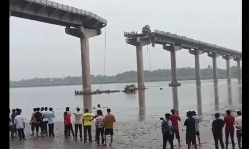 ഗുജറാത്തിൽ പാലം തകർന്ന് മരണം 10 ആയി; തകർന്നത് ഒരുകൊല്ലം പോലും നിലനിൽക്കില്ലെന്ന് 2022ൽ വിധിയെഴുതിയ പാലം; ജനരോഷം ഉയരുന്നു