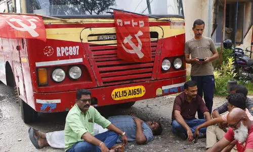 പണിമുടക്ക്: കാട്ടാക്കടയിൽ ഡ്രൈവർക്കും കണ്ടക്ടർക്കും മർദനം; വർക്കലയിൽ അധ്യാപകരുടെ മുഖത്തടിച്ചു; കെ.എസ്.ആർ.ടി.സി ബസുകൾ തടഞ്ഞു, ചില്ല് തകർത്തു