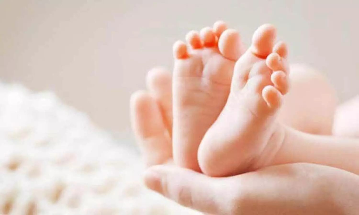 നവജാത ശിശു മരിച്ചുവെന്ന് ഉറപ്പു വരുത്തി ആശുപത്രി അധികൃതർ ബന്ധുക്കൾക്ക് കൈമാറി; സംസ്കാരത്തിനു തൊട്ടു മുമ്പ് കുട്ടി കരഞ്ഞതോടെ കഥ മാറി