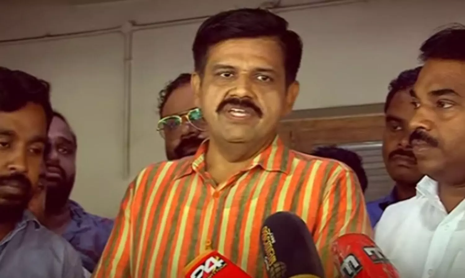 പുത്തനച്ചി പുരപ്പുറം തൂക്കും; മറുപടിയുമായി സന്ദീപ് വാര്യർ, വി.മുരളീധരന് രാജീവ് ചന്ദ്രശേഖറിനോട് വല്ലതും പറയാനുണ്ടെങ്കിൽ നേരിട്ട് പറഞ്ഞാൽ മതി