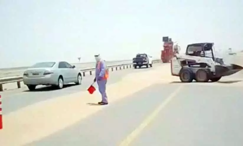 റോഡില് മണല് കയറി; ജാഗ്രത നിര്ദേശം റോഡില് മണല് കയറി; ജാഗ്രത നിര്ദേശം