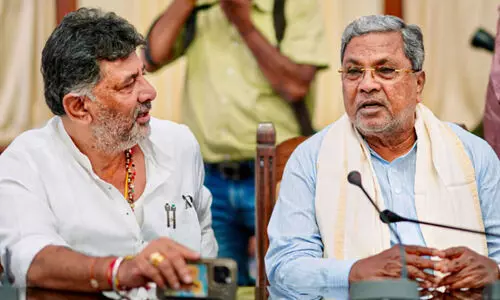 അ​ഭ്യൂ​ഹ​മു​യ​ർ​ത്തി ക​ർ​ണാ​ട​ക മു​ഖ്യ​മ​ന്ത്രി​യും ഉ​പ​മു​ഖ്യ​മ​ന്ത്രി​യും ഡ​ൽ​ഹി​യി​ൽ