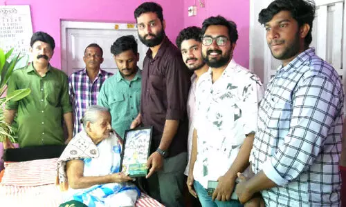 90ലും ക്രിക്കറ്റ് ഹരം വിടാതെ ജാനകി ടീച്ചർ