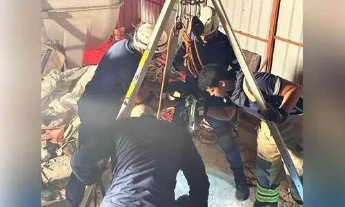 മാ​ൻ​ഹോ​ളി​ൽ വീ​ണ തൊ​ഴി​ലാ​ളി​ക​ളെ ര​ക്ഷ​പ്പെ​ടു​ത്തി