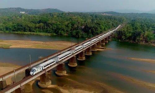 ഭാ​ര​ത​പ്പു​ഴ ക​ട​ക്കാ​ൻ റെ​യി​ൽ​വേ​യു​ടെ പു​തി​യ​പാ​ല​ത്തി​ന്റെ പ​ണി പു​രോ​ഗ​തി​യി​ൽ