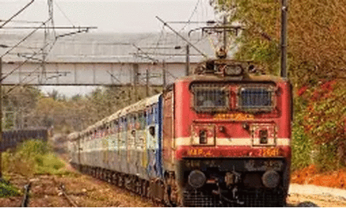 ഇന്ത്യൻ റെയിൽവേയിൽ 50,000 തൊഴിലവസരങ്ങൾ; വമ്പൻ പ്രഖ്യാപനവുമായി കേന്ദ്ര റെയിൽവേ മന്ത്രാലയം