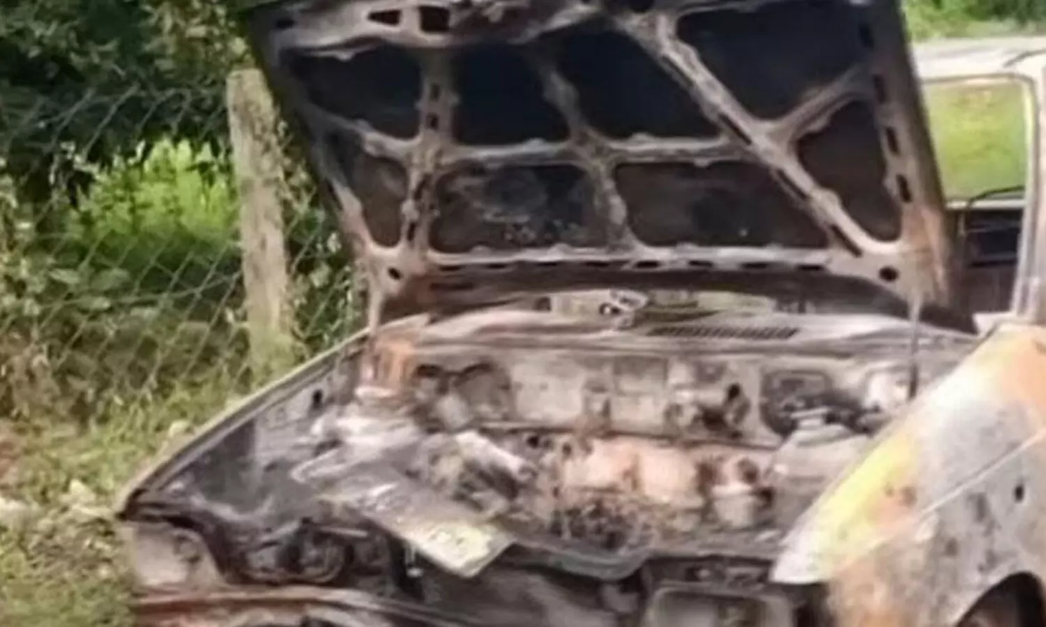 നിർത്തിയിട്ട കാറിന് തീപിടിച്ച് മാതാവിനും മൂന്നു കുട്ടികൾക്കും പൊള്ളലേറ്റു