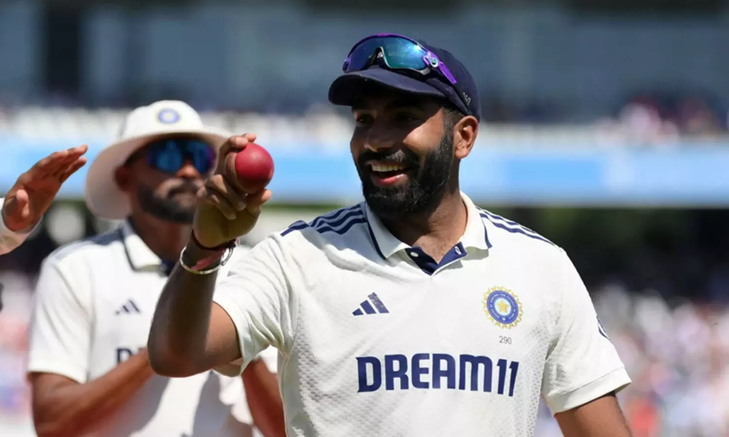 കപിലിന്‍റെ റെക്കോഡ് തകർത്ത് ബുംറ, ആഘോഷിക്കാൻ മടിച്ചുനിന്ന താരത്തിന്‍റെ കൈ ഉയർത്തി സിറാജ്, ഇനി പാക് ഇതിഹാസത്തിനൊപ്പം -വിഡിയോ