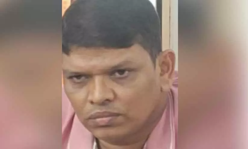 കൈ​ക്കൂ​ലി വാ​ങ്ങു​ന്ന​തി​നി​ടെ പൊ​ലീ​സു​കാ​ര​ൻ അ​റ​സ്റ്റി​ൽ