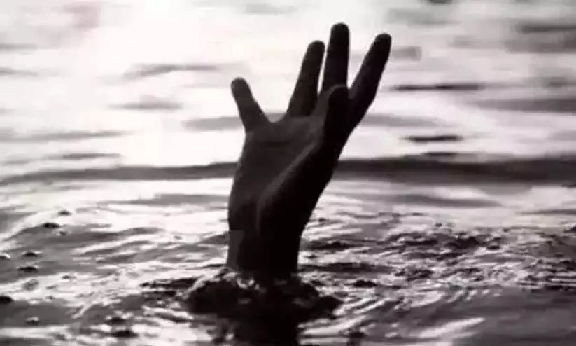 ബോ​ട്ട് മ​റി​ഞ്ഞ് മീ​ൻ​പി​ടി​ത്ത തൊ​ഴി​ലാ​ളി മ​രി​ച്ചു; ഒ​രാ​ളെ കാ​ണാ​താ​യി