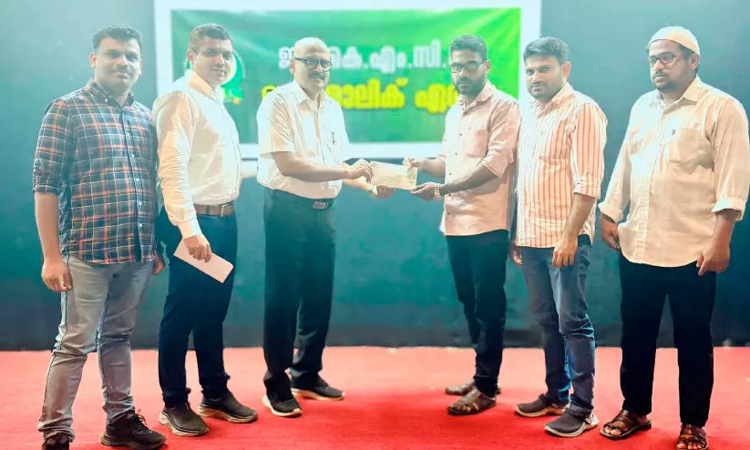 കെ.​എം.​സി.​സി ജി​ദ്ദ ബ​നീ​മാ​ലി​ക്ക് ഏ​രി​യ ഫ​ണ്ട് കൈ​മാ​റി