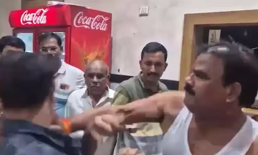 തെക്കേ ഇന്ത്യക്കാർ മറാത്ത സംസ്കാരത്തെയും യുവാക്കളെയും നശിപ്പിക്കുന്നു-ശിവസേന എം.എൽ.എ