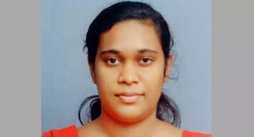 വീടിന്റെ വർക്ക് ഏരിയയിൽ വെച്ച് പാമ്പുകടിയേറ്റു; യുവതി മരിച്ചു വീടിന്റെ വർക്ക് ഏരിയയിൽ വെച്ച് പാമ്പുകടിയേറ്റു; യുവതി മരിച്ചു