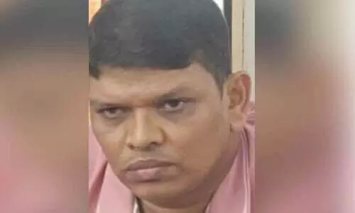 കൈ​ക്കൂ​ലി വാ​ങ്ങു​ന്ന​തി​നി​ടെ പൊ​ലീ​സു​കാ​ര​ൻ അ​റ​സ്റ്റി​ൽ