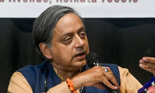 പുറത്ത് ചാടില്ല, പുറത്താക്കണം; പാർട്ടിക്കുള്ളിൽ സ്വയം തീയിട്ട് തരൂർ