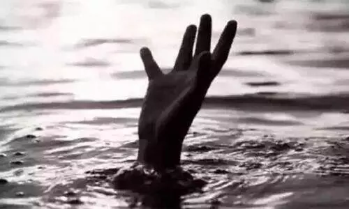 ബോ​ട്ട് മ​റി​ഞ്ഞ് മീ​ൻ​പി​ടി​ത്ത തൊ​ഴി​ലാ​ളി മ​രി​ച്ചു; ഒ​രാ​ളെ കാ​ണാ​താ​യി