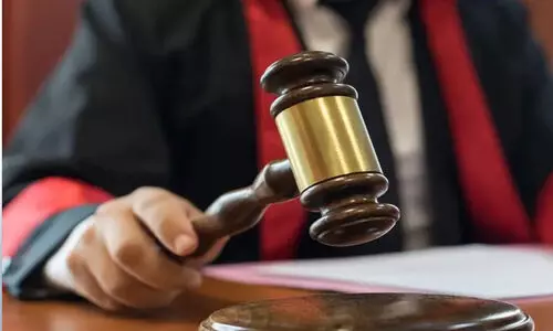 റോഡരികിലെ മെറ്റലിൽ തെന്നി വീണ സ്കൂട്ടർ യാത്രക്കാരിക്ക് 22,500 രൂപ നഷ്ടപരിഹാരം