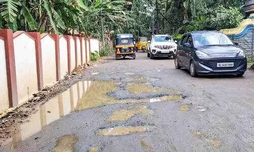 റോഡിലെ കുഴിയിൽ വീണ് വീണ്ടും അപകടം; രണ്ടു പേർക്ക്​ പരിക്ക്