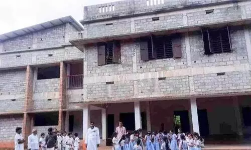നിർമാണം നിലച്ചിട്ട്​ മൂന്ന്​ വർഷം; ഉപയോഗ ശൂന്യമായി സ്​കൂൾ കെട്ടിടം