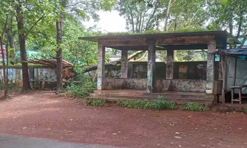 ത​ക​രു​ന്ന​തി​നു​മു​ന്നേ പൊ​ളി​ച്ചു​നീ​ക്കുമോ?; ദുരവസ്ഥയിൽ ബ​സ് കാ​ത്തി​രി​പ്പു​കേ​ന്ദ്രം