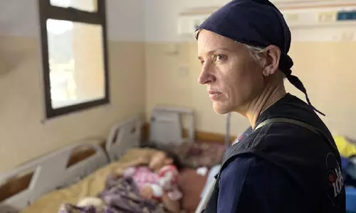 ‘ഒരു ചാക്ക് അരിക്ക് വേണ്ടി മരിക്കാൻ പോലും അവർ തയ്യാറാവുന്നു’: ഗസ്സ ആശുപത്രിയിലെ ഭീകരത വിവരിച്ച് ബ്രിട്ടീഷ് സർജൻ