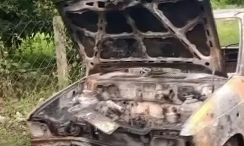 നിർത്തിയിട്ട കാറിന് തീപിടിച്ച് മാതാവിനും മൂന്നു കുട്ടികൾക്കും പൊള്ളലേറ്റു