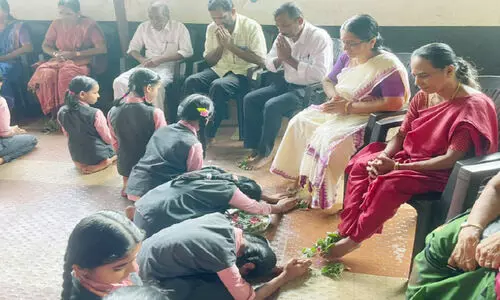 വിദ്യാർഥികളെക്കൊണ്ട്​ അധ്യാപകരുടെ കാൽ കഴുകിച്ചു