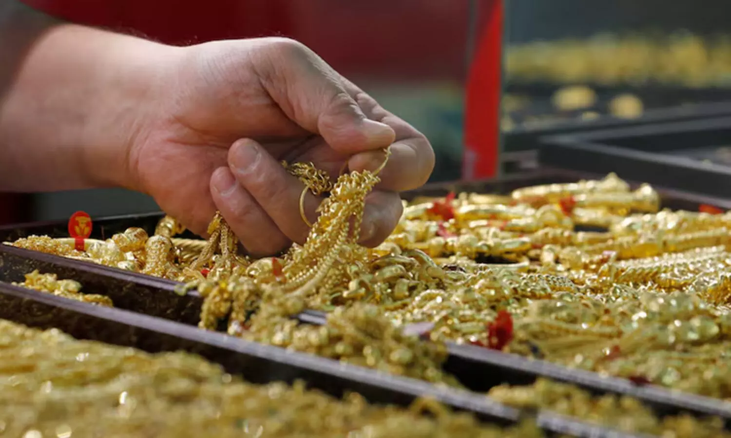 പവൻ വില 74,000ത്തിൽ താഴെ; മൂന്ന് ദിവസത്തിനിടെ കുറഞ്ഞത് 1760 രൂപ