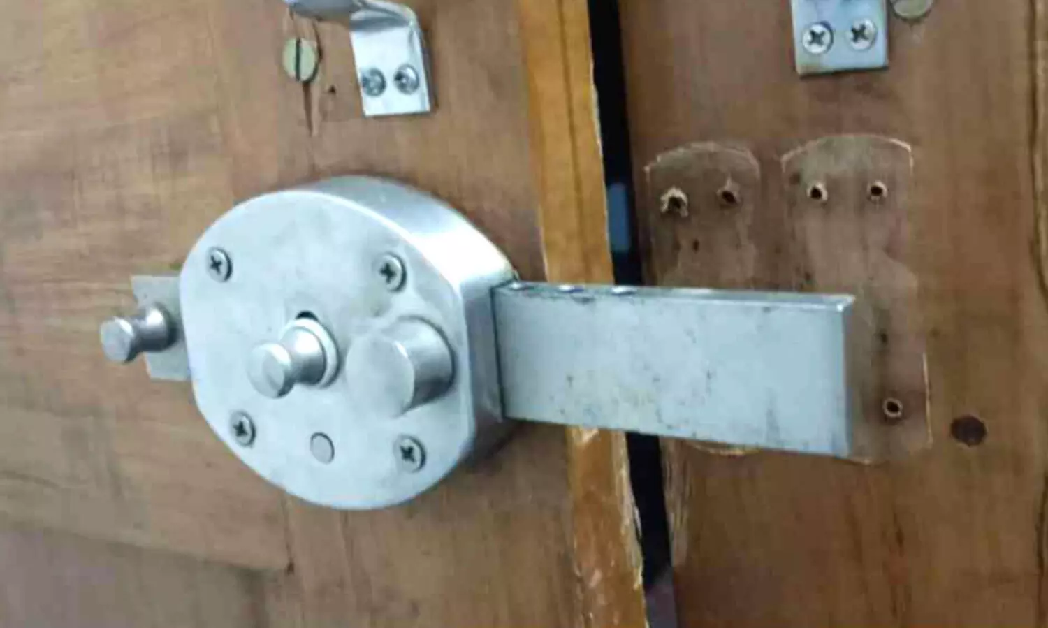 പൂട്ടിയിട്ട വീടിന്റെ വാതിൽ കുത്തിപ്പൊളിച്ച് മോഷണം