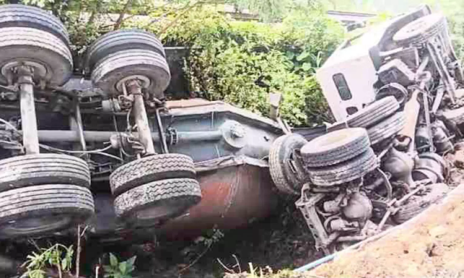 ദേശീയപാതയിൽ ട്രെയിലർ 20 അടി താഴ്ചയിലേക്ക് മറിഞ്ഞു