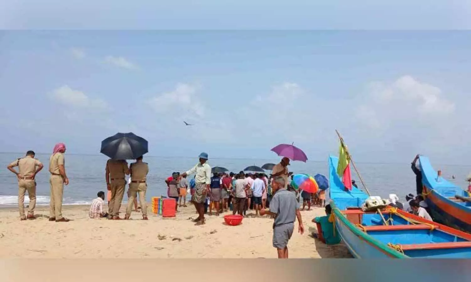 ട്രോ​ളി​ങ് നി​രോ​ധ​നം നീ​ങ്ങാ​ൻ 21 ദി​വ​സം ബാ​ക്കി: ആ​ര​വ​മൊ​ഴി​ഞ്ഞു; വ​റു​തി​യിൽ ചാ​വ​ക്കാ​ട് തീ​രം