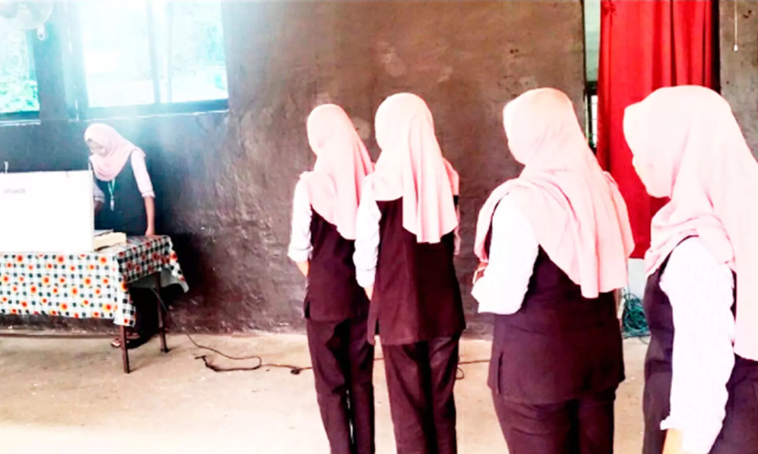 മൈക്ക സ്കൂളിൽ വോട്ടിങ്​ മെഷീനിൽ വോട്ട്​ ചെയ്ത്​ വിദ്യാർഥികൾ