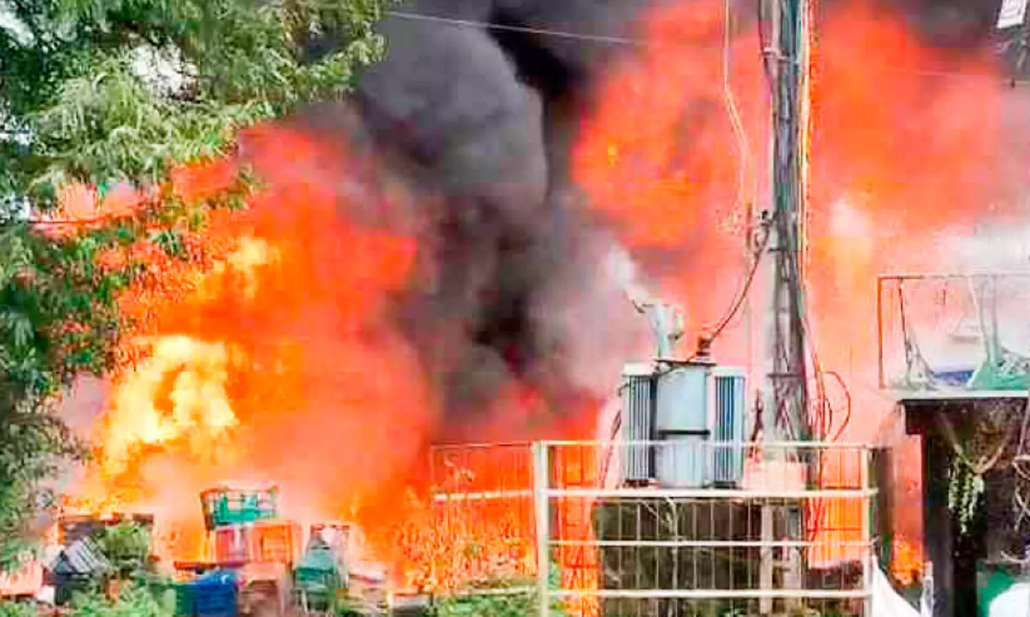 ട്രാന്‍സ്‌ഫോര്‍മറില്‍ നിന്ന് തീ; മഞ്ചേരിയിൽ പഴക്കട കത്തിനശിച്ചു
