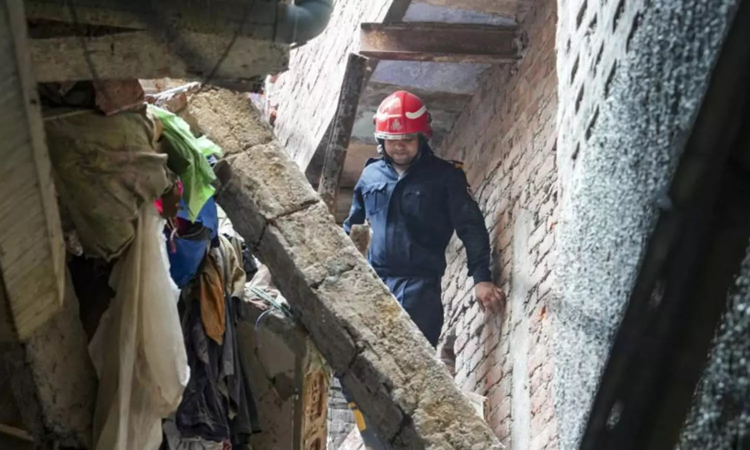 ഡൽഹിയിൽ നാലുനില കെട്ടിടം തകർന്നുവീണ് രണ്ട് മരണം; എട്ടു പേർക്ക് പരിക്ക്