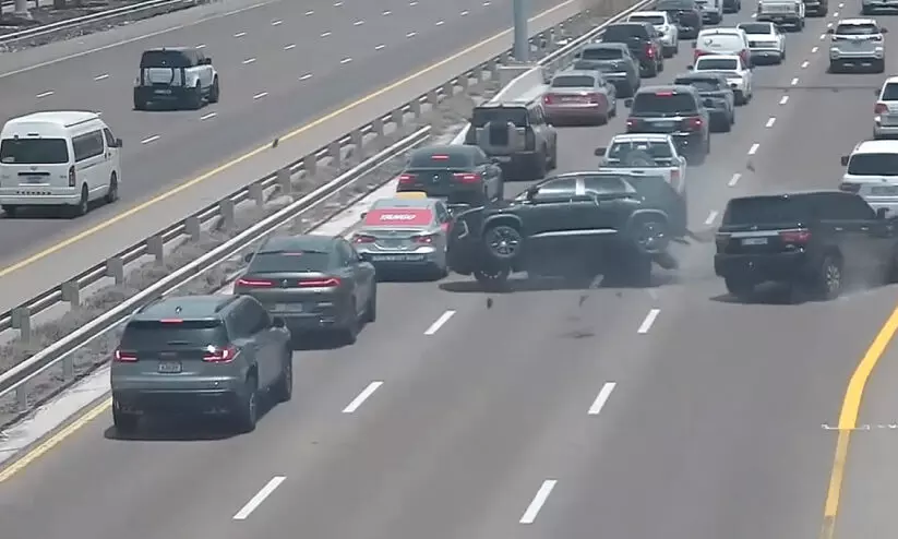 അശ്രദ്ധമായ ഡ്രൈവിങ്; മുന്നറിയിപ്പുമായി പൊലീസ് അശ്രദ്ധമായ ഡ്രൈവിങ്; മുന്നറിയിപ്പുമായി പൊലീസ്