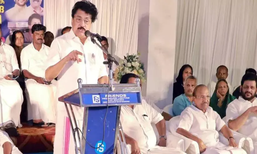 യു.ഡി.എഫ് പരിപാടിയിൽ പങ്കെടുക്കുന്നതിൽ ആർക്കാണിത്ര ബേജാറ്? വെള്ള ഷർട്ടിട്ട് കുഞ്ഞാലിക്കുട്ടിക്കൊപ്പം പരിപാടിയിൽ പങ്കെടുത്ത് പി.കെ ശശി