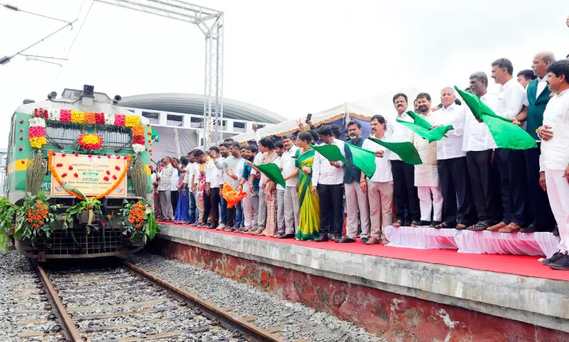 ചിക്കമഗളൂരു-തിരുപ്പതി ട്രെയിൻ ഫ്ലാഗ് ഓഫ് ചെയ്തു ചിക്കമഗളൂരു-തിരുപ്പതി ട്രെയിൻ ഫ്ലാഗ് ഓഫ് ചെയ്തു