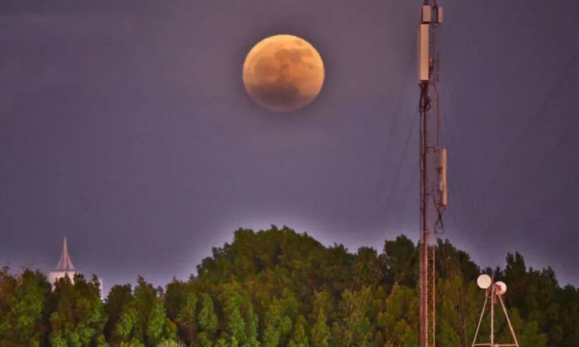 ആ​കാ​ശ പ​ര​വ​താ​നി​യി​ൽ പൂ​ർ​ണ ച​ന്ദ്ര​ൻ പൊ​ട്ടു​കു​ത്തി​യ രാ​ത്രി
