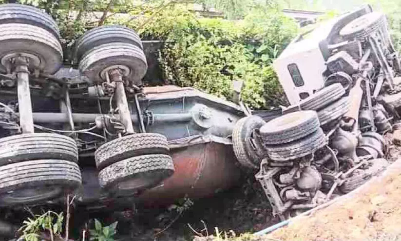 ദേശീയപാതയിൽ ട്രെയിലർ 20 അടി താഴ്ചയിലേക്ക് മറിഞ്ഞു ദേശീയപാതയിൽ ട്രെയിലർ 20 അടി താഴ്ചയിലേക്ക് മറിഞ്ഞു