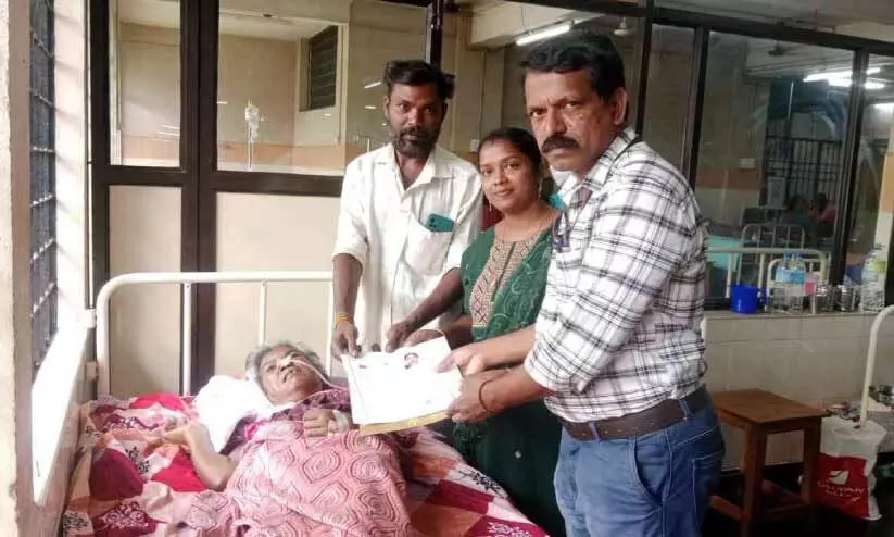 32 വ​ർ​ഷ​ത്തെ കാ​ത്തി​രി​പ്പ്: ഒ​ടു​വി​ൽ റോ​സി​ക്ക് ഭൂ​രേ​ഖ ല​ഭി​ച്ചു; ആ​ശു​പ​ത്രി​ക്കി​ട​ക്ക​യി​ൽ