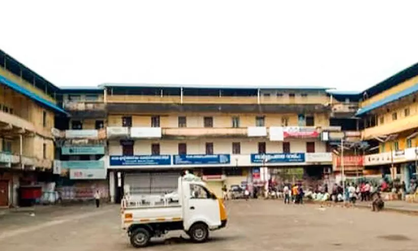 തുടർനടപടിയെടുക്കാതെ മുനിസിപ്പാലിറ്റി; തിരുനക്കരയിലെ വ്യാപാരികൾ തെരുവിൽതന്നെ