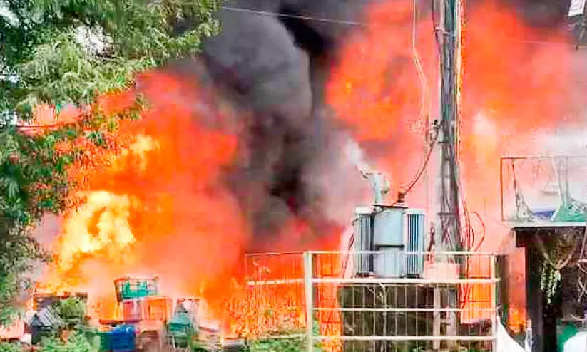 ട്രാന്‍സ്‌ഫോര്‍മറില്‍ നിന്ന് തീ; മഞ്ചേരിയിൽ പഴക്കട കത്തിനശിച്ചു