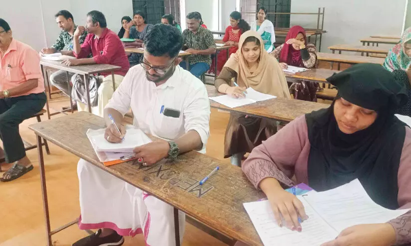 അ​തു​ല്യം ഈ ​ദ​മ്പ​തി​ക​ൾ; അവരെഴുതി ജീ​വി​ത​വിജയത്തിനായി പ്ല​സ് വ​ൺ തു​ല്യ​ത​