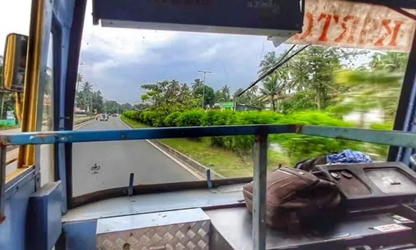 കെ.എസ്​.ആർ.ടി.സിയിൽ ‘സദാചാര സസ്​പെൻഷൻ’, വനിത കണ്ടക്ടർ ഡ്രൈവറോട് സംസാരിച്ച്​ നിൽക്കുന്നെന്ന്!; വിവാദമായതോടെ പിൻവലിച്ചു