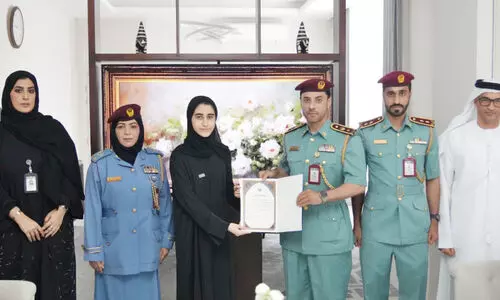 വി​ദ്യാ​ര്‍ഥി​നി​യെ ആ​ദ​രി​ച്ച് റാ​ക് പൊ​ലീ​സ്