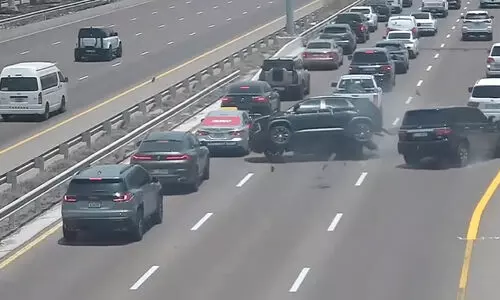 അ​ശ്ര​ദ്ധ​മാ​യ ഡ്രൈ​വി​ങ്; മു​ന്ന​റി​യി​പ്പു​മാ​യി പൊ​ലീ​സ്