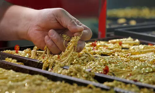 പവൻ വില 74,000ത്തിൽ താഴെ; മൂന്ന് ദിവസത്തിനിടെ കുറഞ്ഞത് 1760 രൂപ